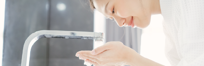 熱いお湯で洗顔する